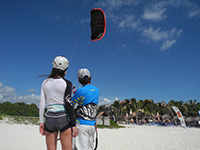primo volo del kite in spiaggia