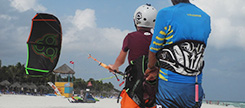 volo assistito kite in spiaggia